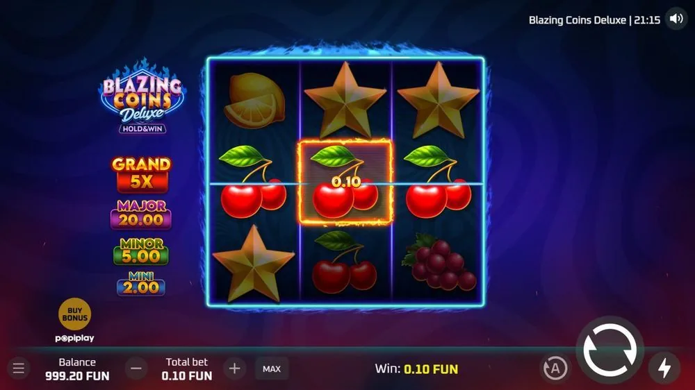 Basisspiel von Blazing Coins Deluxe: 3x3-Fruchtraster mit Stern-, Zitronen- und Kirschsymbolen, ein 0,10-Münzsymbol in der Mitte, Jackpotleiter GRAND 5X bis MINI 2,00 am linken Rand
