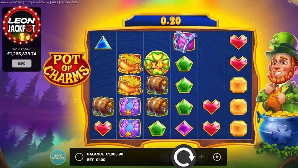 Basisspiel von Pot of Charms: 6x5-Cluster-Raster mit Leprechaun, Goldtopf, Hufeisen, Harfe und einem x4-Multiplikator-Kleeblatt