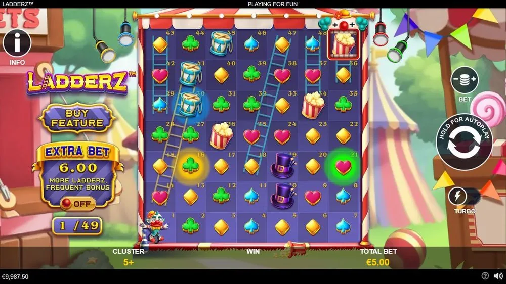 Basisspiel von Ladderz: nummeriertes 7x7-Cluster-Raster mit Leitern, Kartenfarben-Symbolen, Popcorn-Scatter und Zirkus-Kulisse