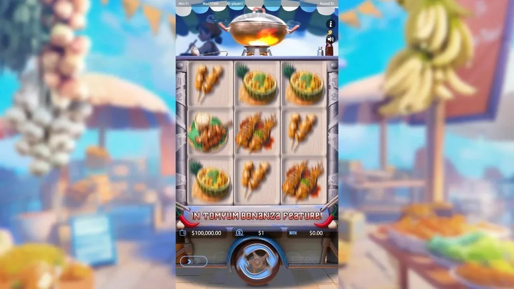 Basisspiel von Tomyum Bonanza: thailändischer Street-Food-Slot mit Satay-Spießen und Reisschalen auf einem Imbisswagen, brennender Wok oben, Guthaben 100.000 $