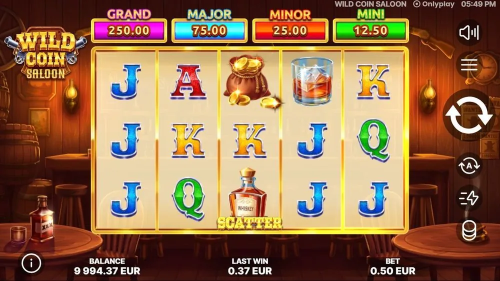 Basisspiel von Wild Coin Saloon: 5-Walzen-Saloon-Raster mit Jackpot-Leiter oben, Scatter-Flasche, Geldsack und Kartensymbolen J, Q, K, A