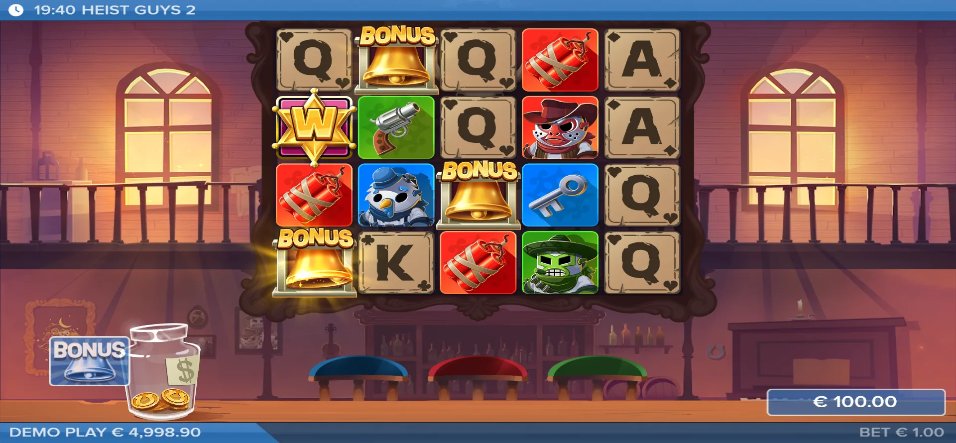 Basisspiel von Heist Guys 2: 5×4-Saloon-Raster mit drei Bonus-Glocken, W-Sheriffstern, Dynamit, Revolver und Bandit-Symbolen